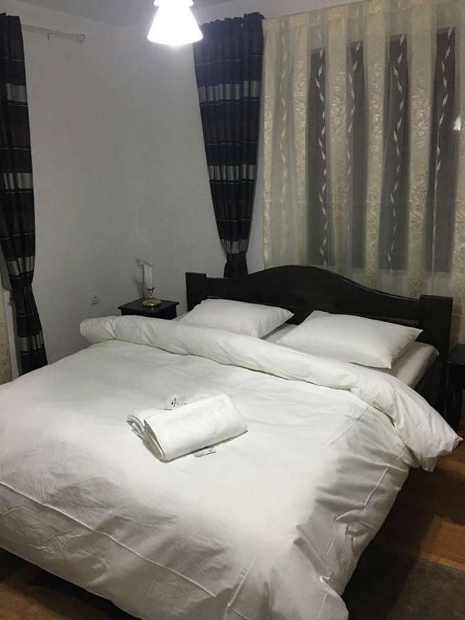 Pensiunea Medeea Hotel Pestis ภายนอก รูปภาพ